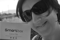 Mónica pérez ganadora del concurso posa con su smart box