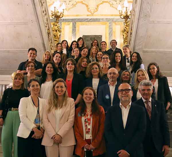 Ruth ballesteros, Directora Gerente de Bureau Veritas Formación, junto a todo el grupo de la jornada en las escaleras del Palacio de Santoña (Madrid)