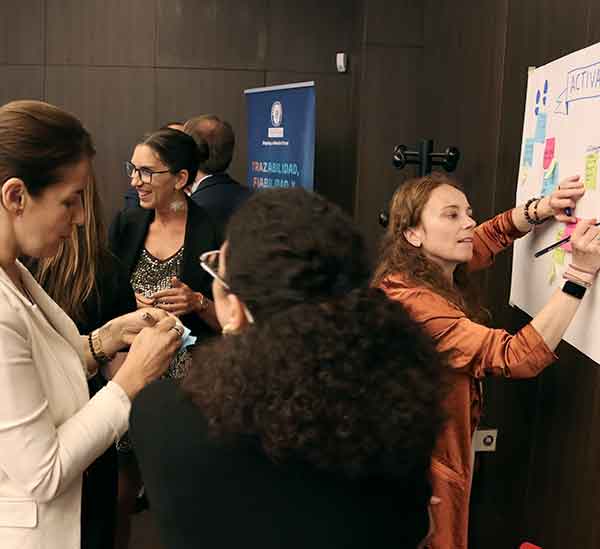 Asistentes realizando dinámica de grupo