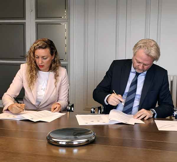 firma convenio EADA
